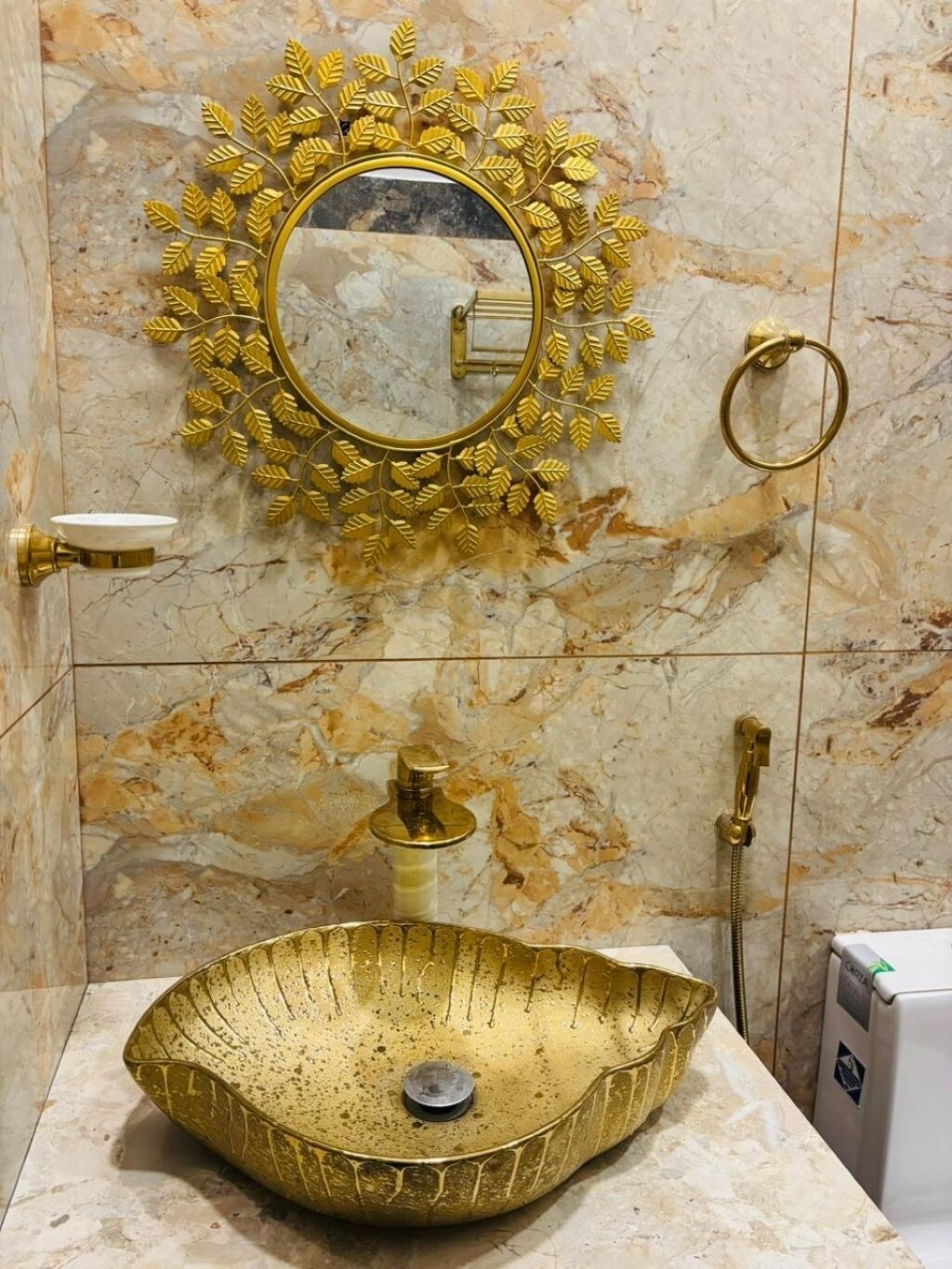 Regadera, secadora de cabello, toallas, jabón 