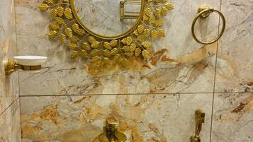 Suihku, hiustenkuivaaja, pyyhkeet, saippua