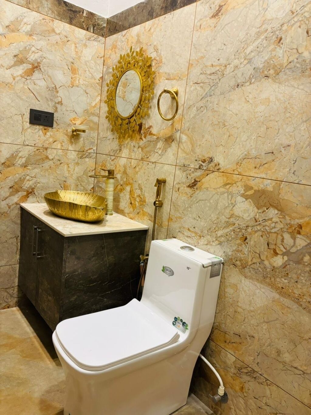 Suihku, hiustenkuivaaja, pyyhkeet, saippua