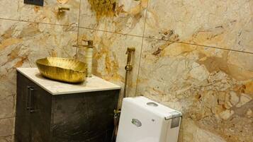 Doccia, asciugacapelli, asciugamani, sapone