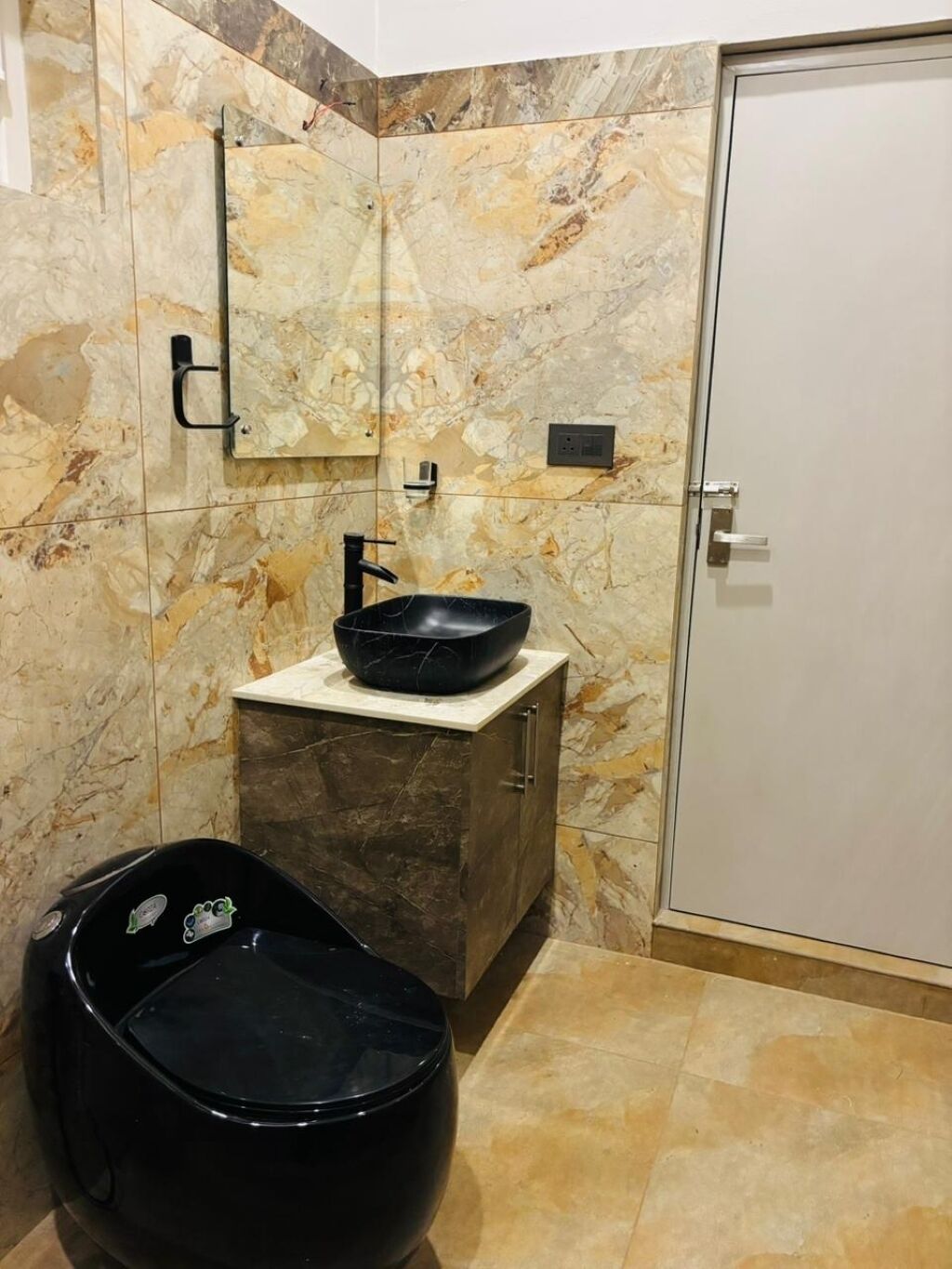 Douche, sèche-cheveux, serviettes fournies, savon