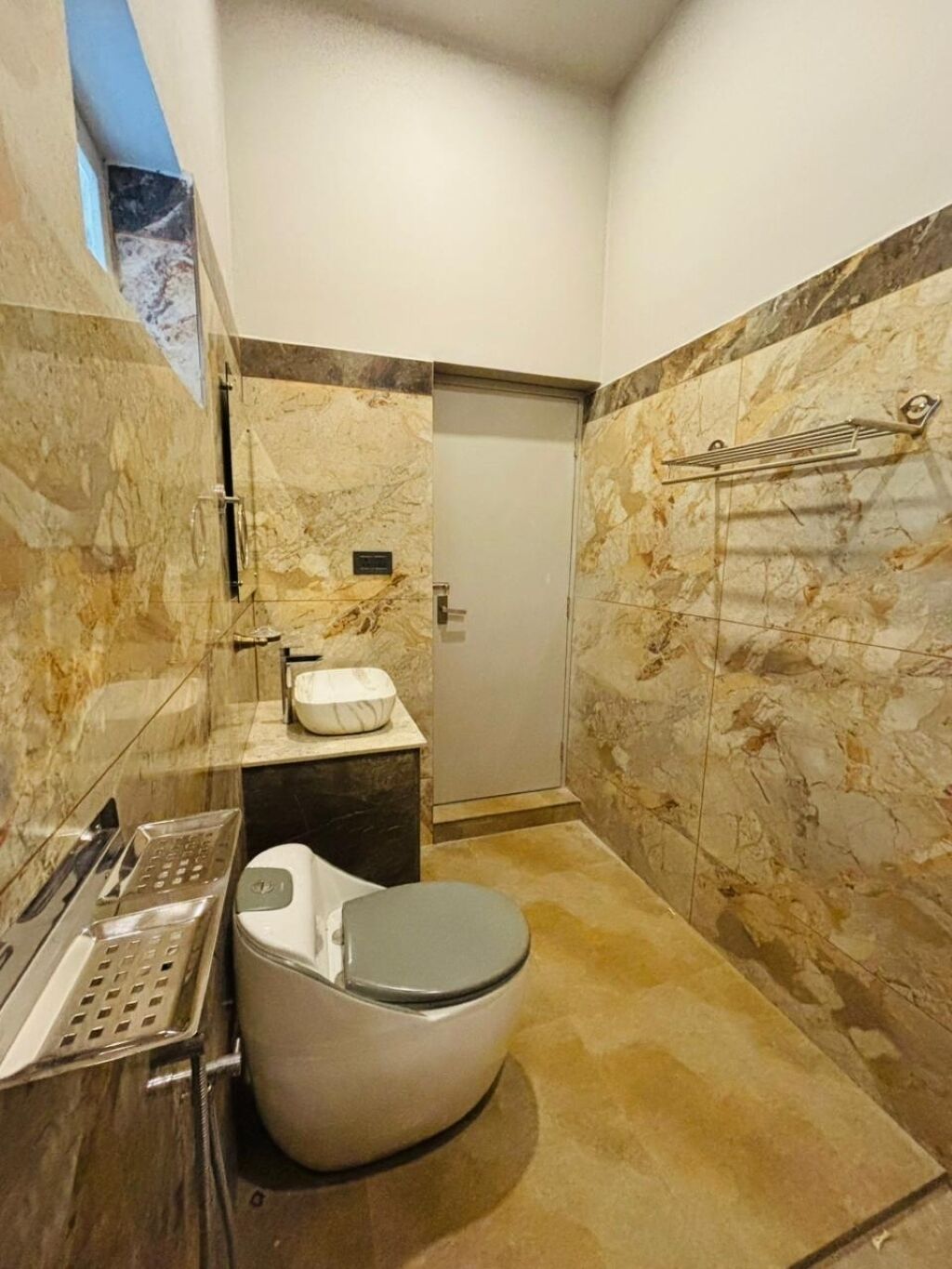Een douche, een haardroger, handdoeken, zeep