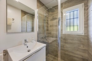 Een douche, handdoeken