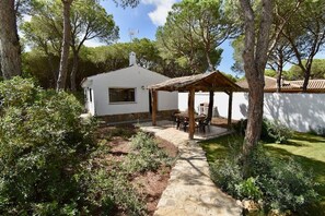 Outdoor dining - Country House 'Espartosa 2' with Private Pool, Private Terrace and Wi-Fi (Chiclana de la Frontera)