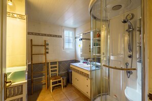 Hair dryer, towels - Ty Zazou - Proche de la mer (Lanvéoc)