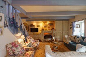 TV, fireplace - Ty Zazou - Proche de la mer (Lanvéoc)