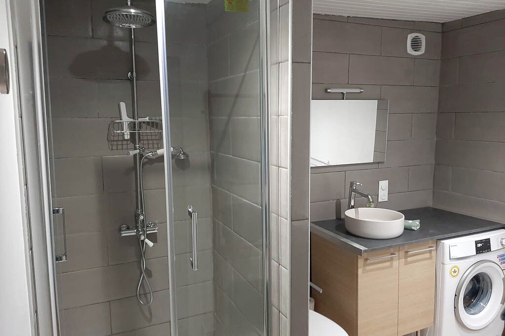Douche, serviettes fournies, savon, papier de toilette