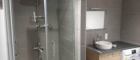Douche, serviettes fournies, savon, papier de toilette