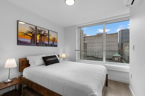 2 bedrooms, iron/ironing board, WiFi, bed sheets - The Downtown Haven – 2BR at Richard & Pender (Vancouver)