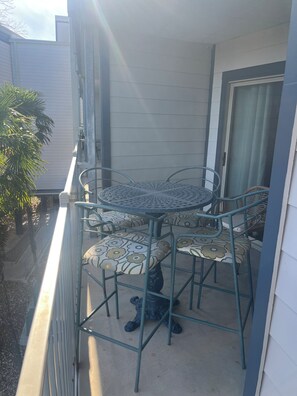 Outdoor dining - River Front Condo Walking Distance to Downtown (New Braunfels)