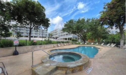 River Front Condo Walking Distance to Downtown