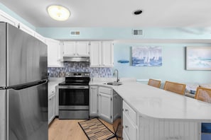 Fridge, microwave, oven, stovetop - Jamaica Bay 406B (Ocean City)