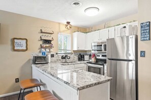 Fridge, microwave, oven, stovetop - Eight on the Bay 2B (Ocean City)