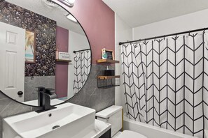 Shower, hair dryer, towels, shampoo - Eight on the Bay 2B (Ocean City)