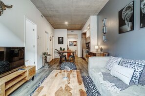 TV - Urban Luxe 2BR Suite | Richard and Pender (Vancouver)