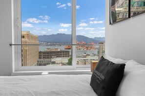 Travel cot, WiFi, bed sheets - Urban Luxe 2BR Suite | Richard and Pender (Vancouver)