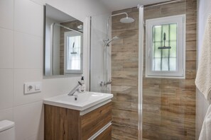 Shower, hair dryer, towels - Casa Espartosa 1 in Chiclana with Private Pool, Terrace and Wi-Fi (Chiclana de la Frontera)