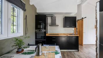 Coffee/tea maker, fridge, microwave, oven