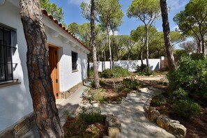 Property grounds - Casa Espartosa 1 in Chiclana with Private Pool, Terrace and Wi-Fi (Chiclana de la Frontera)