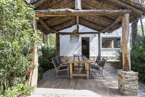 Outdoor dining - Casa Espartosa 1 in Chiclana with Private Pool, Terrace and Wi-Fi (Chiclana de la Frontera)