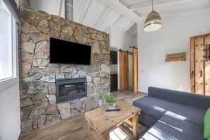 TV, fireplace - Casa Espartosa 1 in Chiclana with Private Pool, Terrace and Wi-Fi (Chiclana de la Frontera)