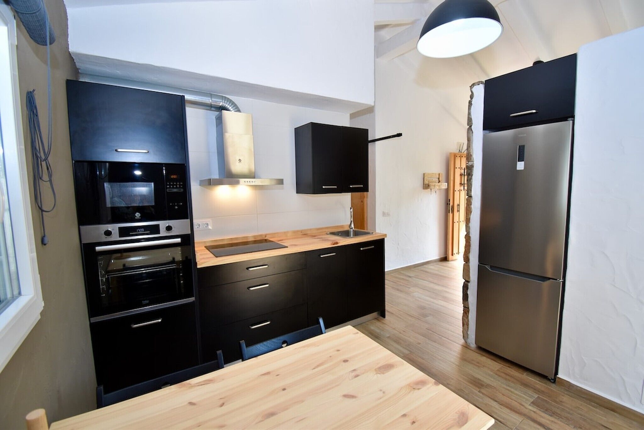 Frigorífico, microondas, horno y placa de cocina