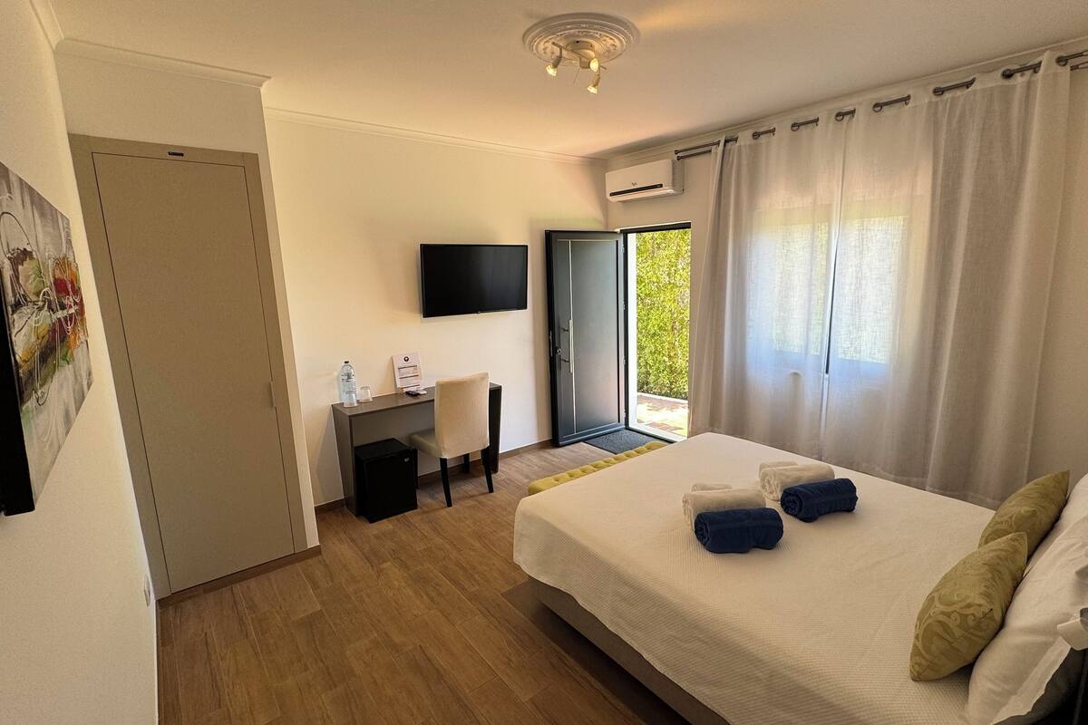 Habitación doble superior, patio, vista al jardín | Wifi gratis y acceso para silla de ruedas