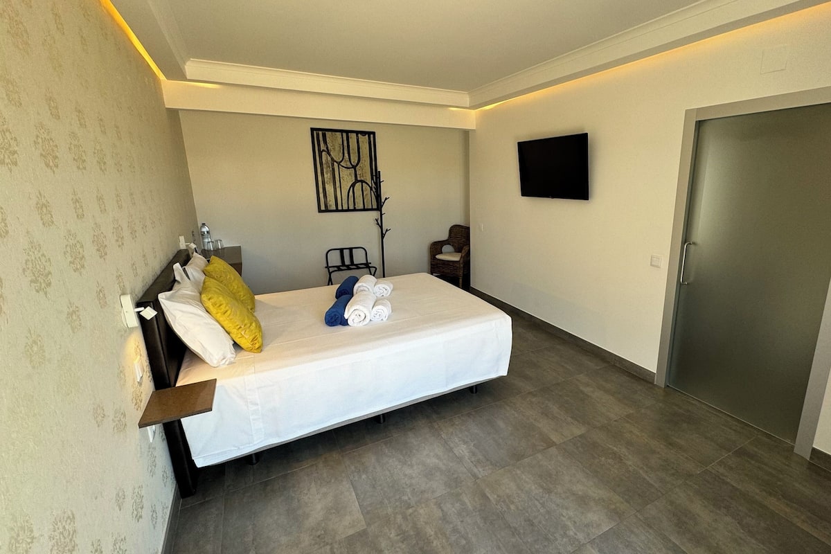 Habitación doble superior, patio, vista al jardín | Wifi gratis y acceso para silla de ruedas
