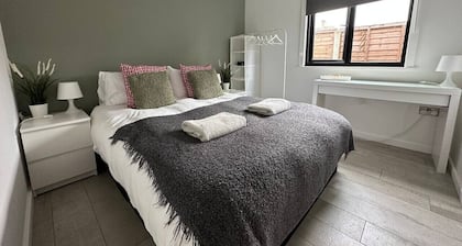 2-Bedroom Garden Studio in Cambridge City Centre with Parking