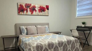A bedroom with a bed, a desk, and a chair. - Staycation Presidential Apartment- Free Parking (London)