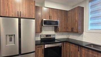Geladeira, micro-ondas, fogão, cooktop