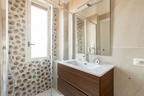 Shower, bidet, shampoo - BDC - Milan Central Studio with parking! (Milan)