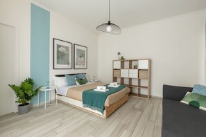 1 habitación, tabla de planchar con plancha y cuna de viaje 