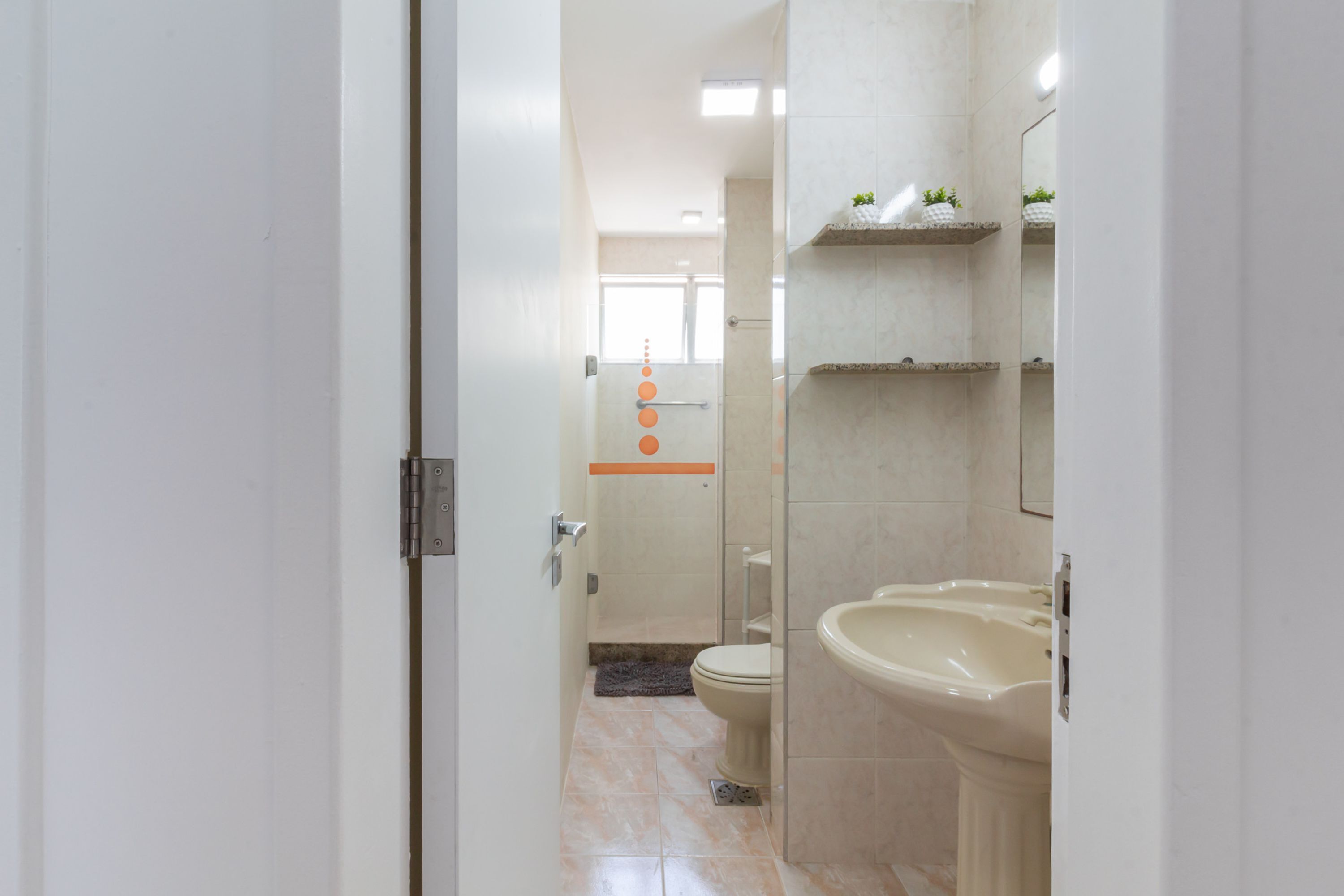 Une salle de bain comprenant des toilettes, un lavabo et un espace douche.