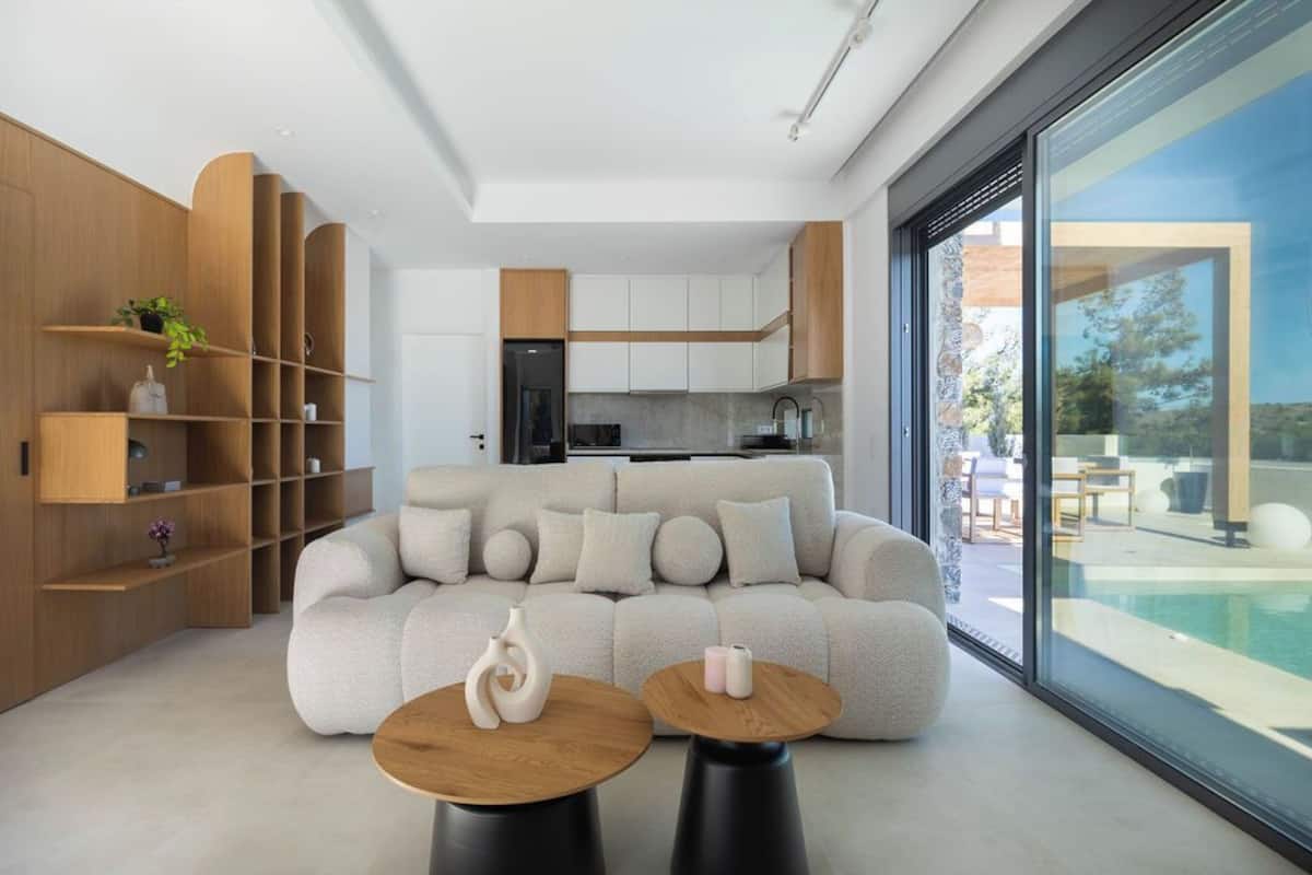 Villa familiar, 2 habitaciones, alberca privada, vista al mar | Área de sala de estar