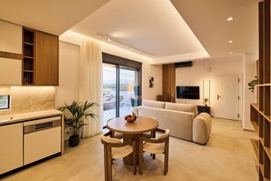 Villa Familiale, 2 chambres, piscine privée, vue mer | Salle de séjour | TV connectée de 55 pouces avec chaînes par satellite