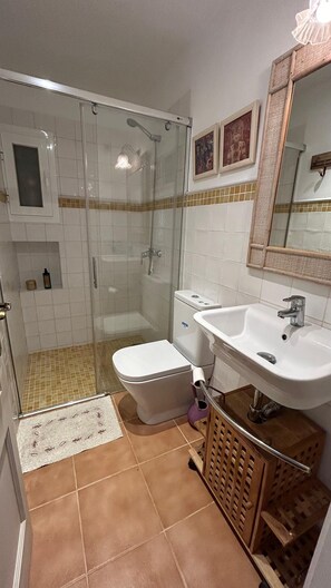 Douche, séchoir à cheveux, serviettes fournies, savon