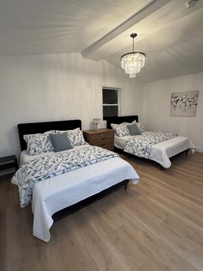 5 habitaciones, escritorio, tabla de planchar con plancha y wifi