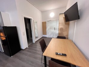 Desk, laptop workspace, free WiFi - Apartimo Altdorf (Altdorf)