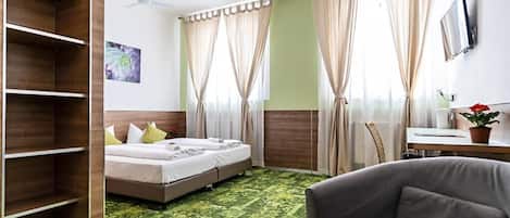 Studio apartment with kitchen | Escrivaninha, espaço de trabalho para notebook, Wi-Fi de cortesia