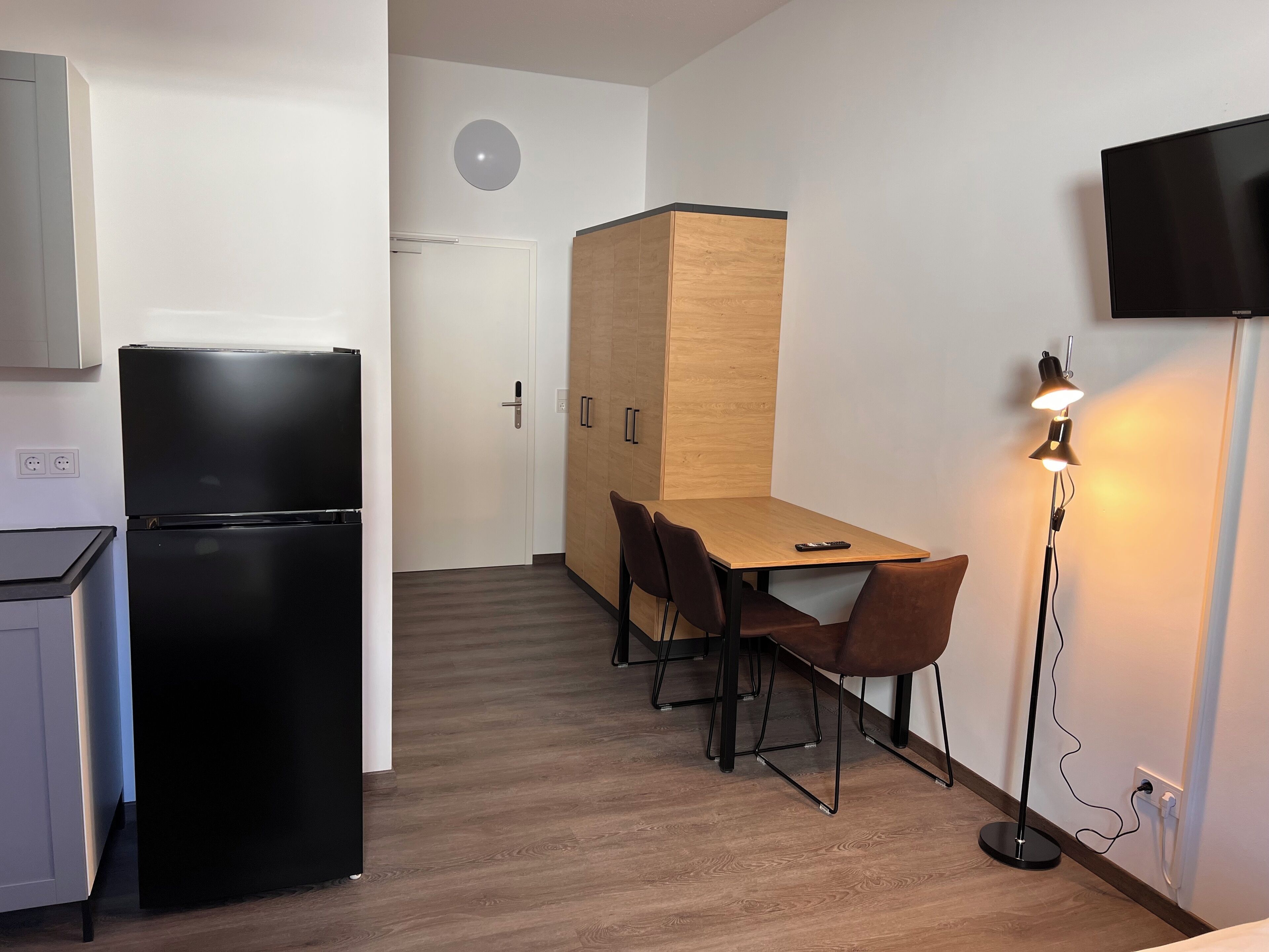 Schreibtisch, laptopgeeigneter Arbeitsplatz, kostenloses WLAN