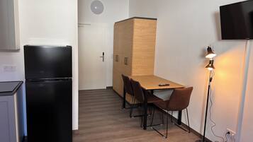 Schreibtisch, laptopgeeigneter Arbeitsplatz, kostenloses WLAN