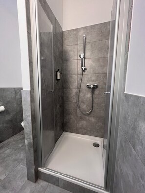 Shower, hair dryer, towels, soap - Apartimo Altdorf (Altdorf)