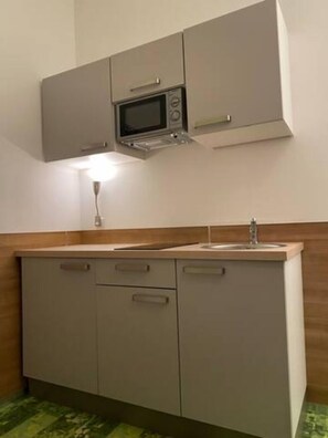Fridge, microwave, stovetop - Apartimo Altdorf (Altdorf)