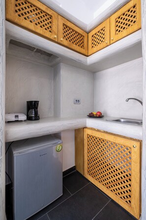 Luxury Studio, Partial Sea View | Private kitchen - Beach Houses Santorini (Santorini)