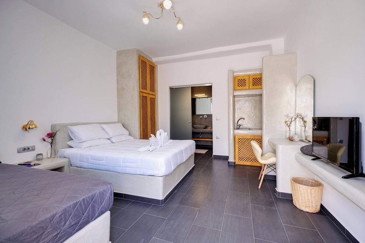 Estudio de lujo, vista parcial al mar | Cortinas blackout y wifi gratis