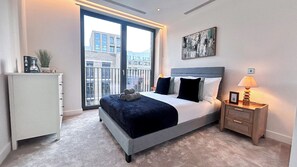 2 bedrooms, iron/ironing board, free WiFi, bed sheets - 2BDR Bloomsbury flat with Balcony & AC near Clerkenwell, Kings Cross, St Pancras (London)