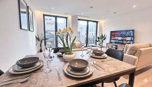 Dining - 2BDR Bloomsbury flat with Balcony & AC near Clerkenwell, Kings Cross, St Pancras (London)