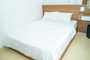Basic Room | Desk, laptop workspace, free WiFi - Amanda Homestay (Van Giang)