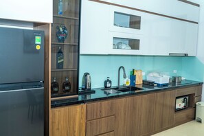 Full-size fridge, microwave, oven, stovetop - Amanda Homestay (Van Giang)